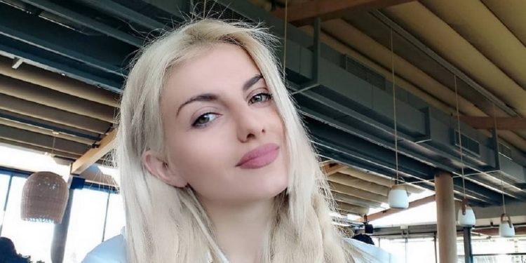 Alldaynews.gr Το πιο τρυφερό στιγμιότυπο στο Master Chef: Η Ασημίνα ξύπνησε συμπαίκτη της με χάδια και… γλυκόλογα! (video)