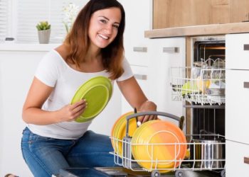 Πώς να απολυμάνετε το πλυντήριο πιάτων σας: Το κόλπο με τα δυο «θαυματουργά» συστατικά