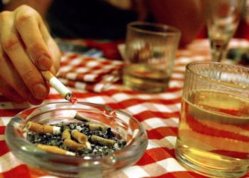 Παρίσταναν τους ελεγκτές για το κάπνισμα και ζητούσαν λεφτά για να μην γράψουν τα καταστήματα