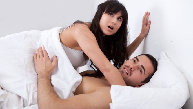 Alldaynews.gr Εγκλωβισμός πέ0υς: Πώς γίνεται να “κολλήσετε” στο σ3ξ – Τι να κάνετε εκείνη την στιγμή