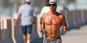 3 ελεύθερα γεύματα την εβδομάδα: Η «πρωτόγονη» δίαιτα που έκανε τον Μάθιου ΜακΚόναχι φέτες