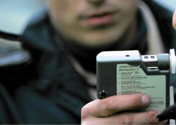 Τύπος προσπάθησε να παραπλανήσει το αλκοτέστ ψεκάζοντας το στόμα του με Axe – Το αποτέλεσμα;