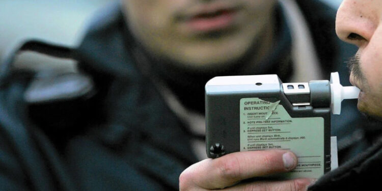 Τύπος προσπάθησε να παραπλανήσει το αλκοτέστ ψεκάζοντας το στόμα του με Axe – Το αποτέλεσμα;