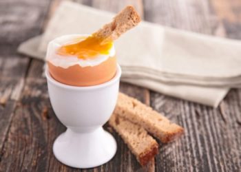 Βραστό αυγό: Αυτό είναι το μυστικό για να γίνει όπως ακριβώς το θέλεις