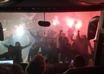 Δεν μπορούν να περιμένουν: Οπαδοί του ΠΑΟΚ μπλόκαραν το πούλμαν της ομάδας και έστησαν πάρτι στην εθνική οδό (pics, vids)