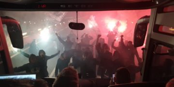 Δεν μπορούν να περιμένουν: Οπαδοί του ΠΑΟΚ μπλόκαραν το πούλμαν της ομάδας και έστησαν πάρτι στην εθνική οδό (pics, vids)