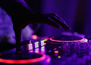 Με λένε Μιχάλη και είμαι DJ σε κηδείες, με θέλεις; Η αγγελία που σάρωσε το Ίντερνετ