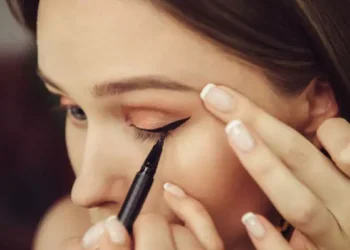 Προσοχή με το eyeliner: Τι μπορεί να πάθουν τα μάτια σας!