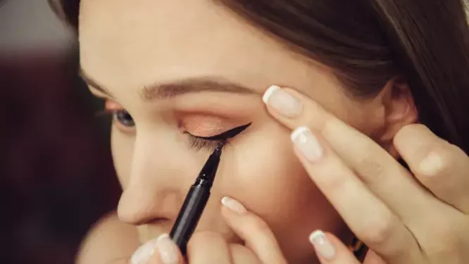 Προσοχή με το eyeliner: Τι μπορεί να πάθουν τα μάτια σας!