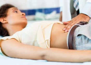 Γιατρός αυνανιζόταν την ώρα που εξέταζε γυναίκα ασθενή (εικόνες)