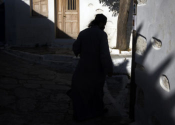 Alldaynews.gr Σάλος σε γνωστό χωριό: Παπαδιά, παρακολούθησε τον παπά και τον έπιασε με την… περιπτερού!