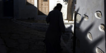 Σάλος σε γνωστό χωριό: Παπαδιά, παρακολούθησε τον παπά και τον έπιασε με την… περιπτερού!