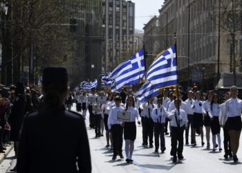 Ένταση στη μαθητική παρέλαση στο Σύνταγμα – Προσαγωγές από την ΕΛ.ΑΣ (video)
