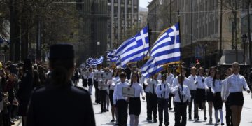 Alldaynews.gr Ένταση στη μαθητική παρέλαση στο Σύνταγμα – Προσαγωγές από την ΕΛ.ΑΣ (video)