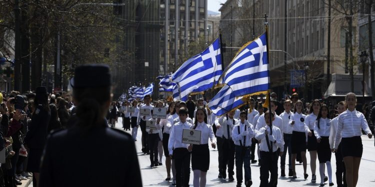 Alldaynews.gr Ένταση στη μαθητική παρέλαση στο Σύνταγμα – Προσαγωγές από την ΕΛ.ΑΣ (video)