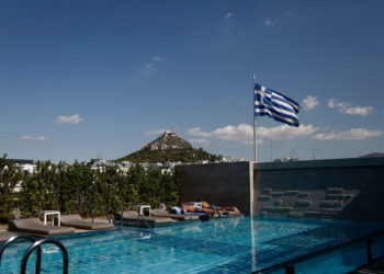 Εξωφρενικές απαιτήσεις πλούσιων πελατών, σ3ξουαλική παρενόχληση από VIP, καψώνια και… Μπαρτσελόνα