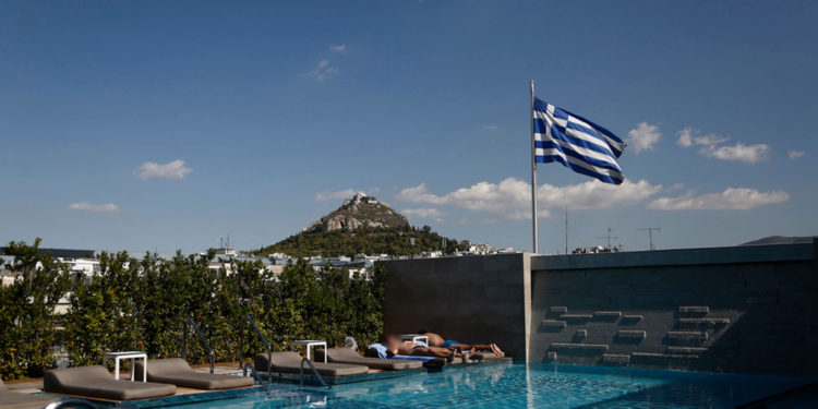 Alldaynews.gr Εξωφρενικές απαιτήσεις πλούσιων πελατών, σ3ξουαλική παρενόχληση από VIP, καψώνια και… Μπαρτσελόνα