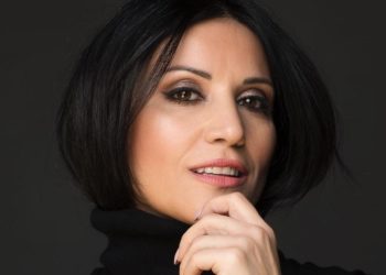 Ποζάρει με εσώρουχα κι «αναστατώνει»