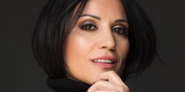 Alldaynews.gr Ποζάρει με εσώρουχα κι «αναστατώνει»