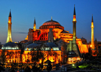 Τούρκος καθηγητή αποκαλύπτει: Κάτω από την Αγία Σοφία έχει θαφτεί…