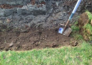 Τον έψαχναν για μέρες- Βρέθηκε θαμμένο ένα ψυγείο στον κήπο του – Φουντώνουν οι φήμες και τα σενάρια (εικόνες, vid)