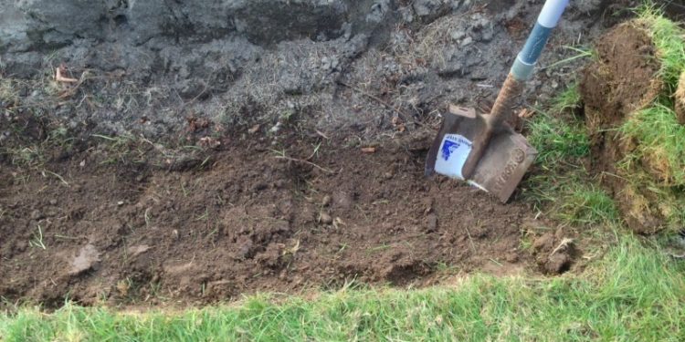 Τον έψαχναν για μέρες- Βρέθηκε θαμμένο ένα ψυγείο στον κήπο του – Φουντώνουν οι φήμες και τα σενάρια (εικόνες, vid)