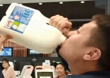 Ταξιδιώτης ήπιε με μία ανάσα 2,5 λίτρα γάλα επειδή δεν το πέρναγαν στον έλεγχο του αεροδρομίου (vid)