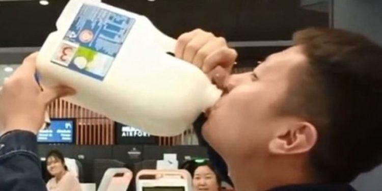 Alldaynews.gr Ταξιδιώτης ήπιε με μία ανάσα 2,5 λίτρα γάλα επειδή δεν το πέρναγαν στον έλεγχο του αεροδρομίου (vid)