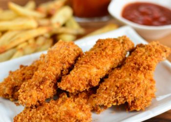 Μητέρα κυνήγησε τα παιδιά της με το σίδερο και τα έκαψε επειδή της έφαγαν τις κοτομπουκιές!