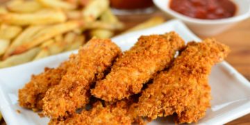 Μητέρα κυνήγησε τα παιδιά της με το σίδερο και τα έκαψε επειδή της έφαγαν τις κοτομπουκιές!