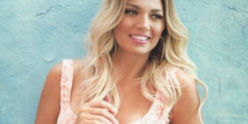 Με διαφανές σορτσάκι στη Γλυφάδα η Σπυροπούλου! Μας πέταξε τα μάτια έξω![photos]