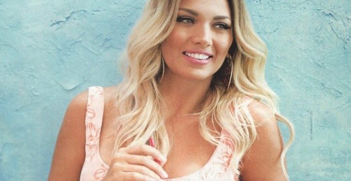 Με διαφανές σορτσάκι στη Γλυφάδα η Σπυροπούλου! Μας πέταξε τα μάτια έξω![photos]