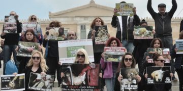 «Η σφαγή δεν είναι γιορτή» – Διαμαρτυρία των vegan για το σούβλισμα του αρνιού στην πλατεία Συντάγματος