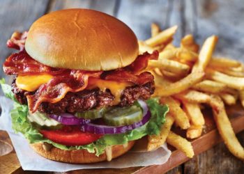 Κάμερα του καταστήματος κατέγραψε Αστυνομικό που έσπασε στο ξύλο γκαρσόνα για λάθος στην παραγγελία (Video)