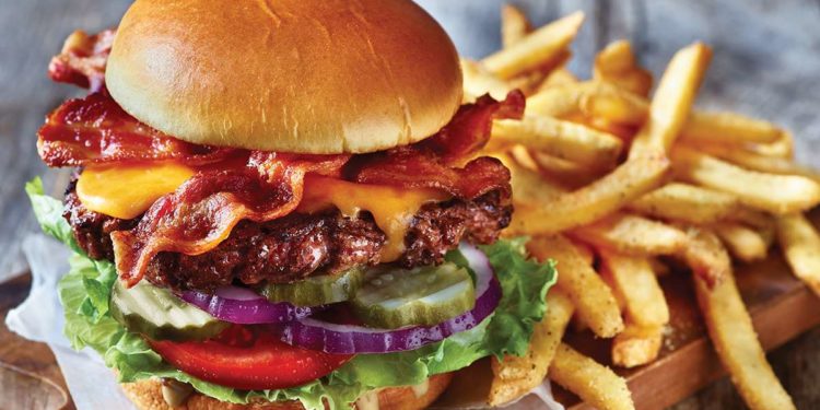 Κάμερα του καταστήματος κατέγραψε Αστυνομικό που έσπασε στο ξύλο γκαρσόνα για λάθος στην παραγγελία (Video)