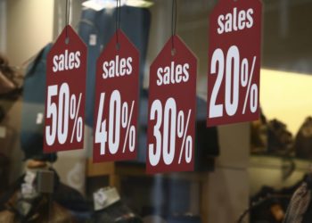 Ενδιάμεσες εκπτώσεις: Ανοιχτά τα καταστήματα την Κυριακή