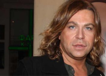 Ο Τρύφωνας Σαμαράς τρέχει στην αμμουδιά μόνο με το σλιπ μαγιό του και γίνεται viral