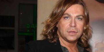 Alldaynews.gr Ο Τρύφωνας Σαμαράς τρέχει στην αμμουδιά μόνο με το σλιπ μαγιό του και γίνεται viral