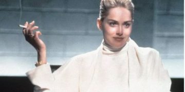 Alldaynews.gr Το «φονικό» σταυροπόδι! Η Σάρον Στόουν στα 61 της και τόπλες, ξαναποζάρει όπως στο «Βασικό ένστικτο»! (pic)