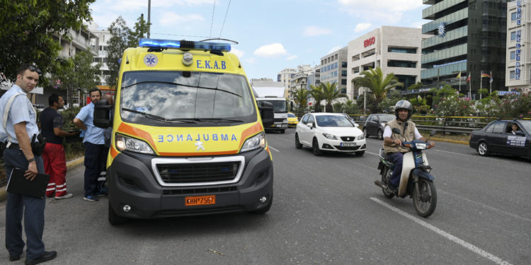 Alldaynews.gr Φρικτό τροχαίο στην καρδιά της Αθήνας! ΙΧ παρέσυρε πεζές, τις πέταξε στο αντίθετο ρεύμα – Τις χτύπησε κι εκεί αυτοκίνητο!