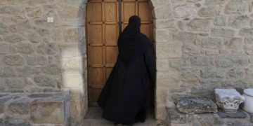 Η τραγουδίστρια που έχασε την κόρη της και έγινε μοναχή (pics, vids)