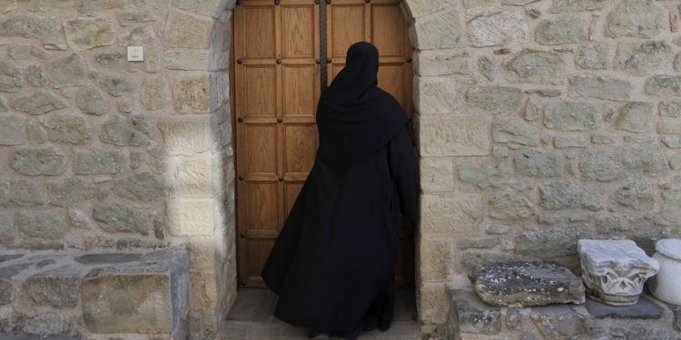 Η τραγουδίστρια που έχασε την κόρη της και έγινε μοναχή (pics, vids)