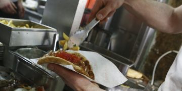 Alldaynews.gr «Μυκονιάτικες» τιμές μόνο για αλλοδαπούς – Το ίδιο σουβλάκι για άλλους κοστίζει 3,5 ευρώ και για άλλους 5