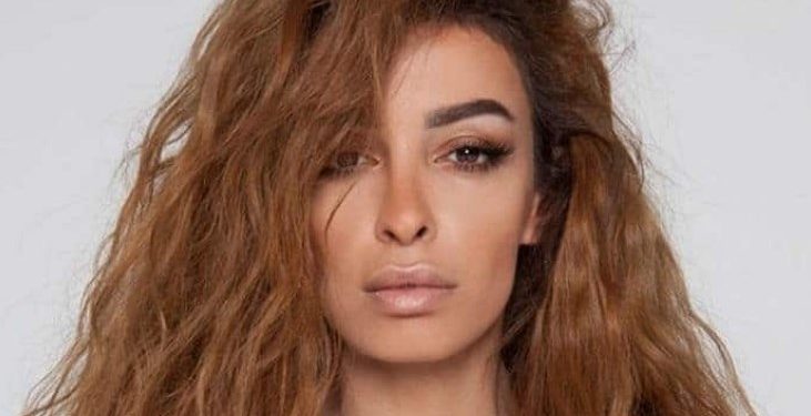 Βραβεία MAD:Σαν αλβανική σημαία εμφανίστηκε η Φουρέιρα στην σκηνή[video]