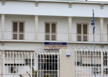 Κρατούμενος – υποψήφιος των Πανελληνίων έβγαλε μαχαίρι στον επιτηρητή όταν τον έπιασε να αντιγράφει