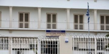 Alldaynews.gr Κρατούμενος – υποψήφιος των Πανελληνίων έβγαλε μαχαίρι στον επιτηρητή όταν τον έπιασε να αντιγράφει