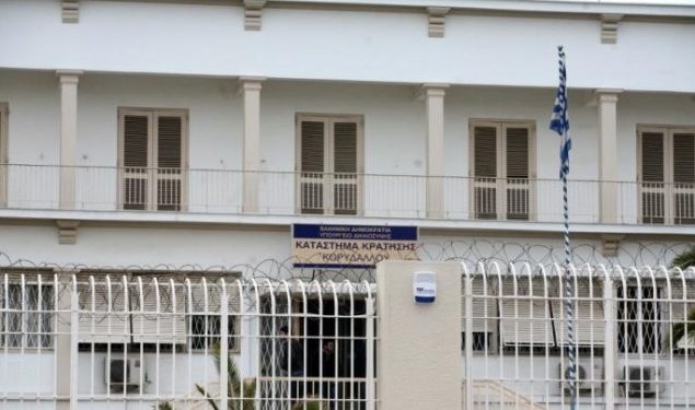 Alldaynews.gr Κρατούμενος – υποψήφιος των Πανελληνίων έβγαλε μαχαίρι στον επιτηρητή όταν τον έπιασε να αντιγράφει