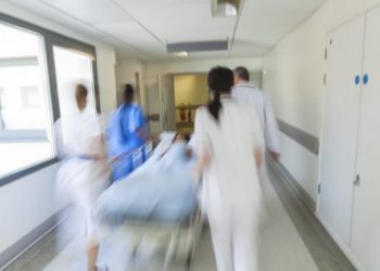 Εξαρτημένος Έλληνας σταρ ήπιε υγρό μπαταρίας αντί κοκαΐνης – Κατέληξε σε νοσοκομείο των νοτίων προαστίων