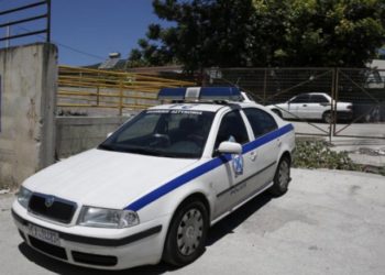 Αστυνομικοί πήραν τις πινακίδες περιπολικού για παράνομη στάθμευση (pic)