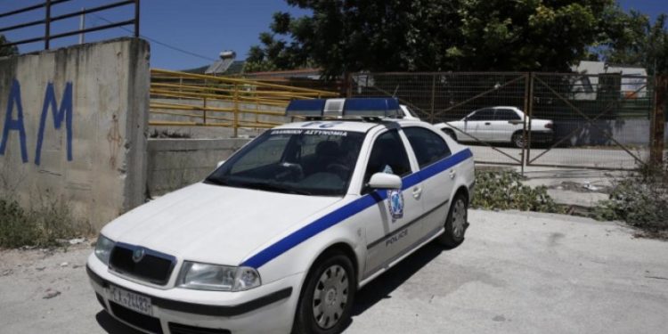 Alldaynews.gr Αστυνομικοί πήραν τις πινακίδες περιπολικού για παράνομη στάθμευση (pic)